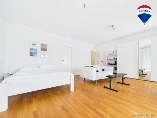 REMAX Immobilien DeLux Einfamilienhau Schlafzimmer Neunkirchen Mark Borowicz