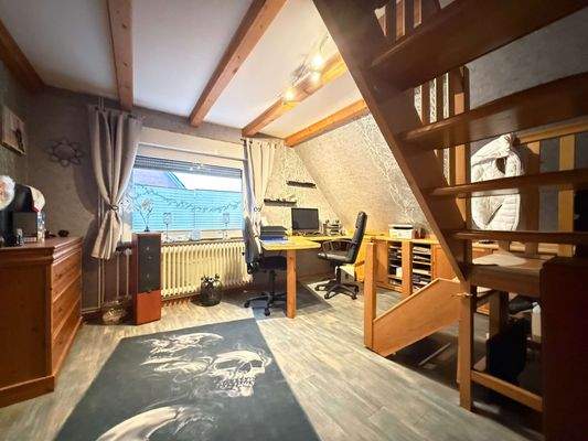 Büro mit Treppe zum Spitzboden