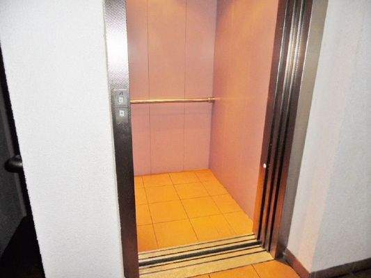 Aufzug im Treppenhaus