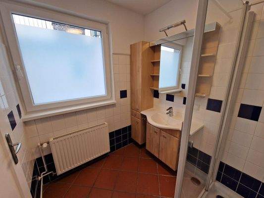 Große Fenster und Heizkörper