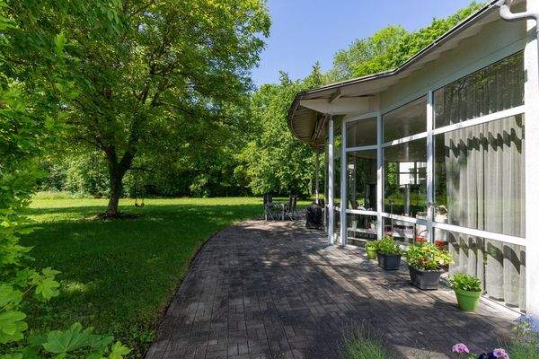 Die weitläufige Terrasse im Einklang mit der Natur