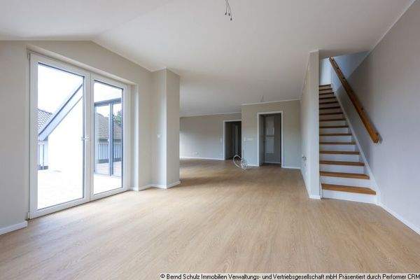 1 Wohnzimmer mit Treppe zum DG