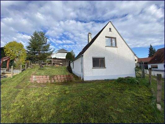 seitliche Rückansicht mit Garten