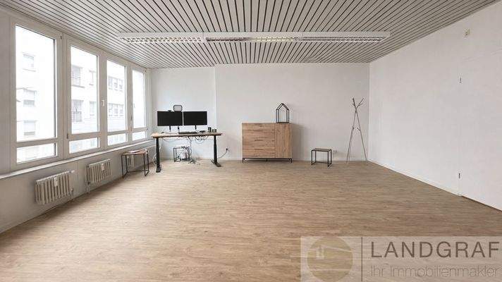 Große Teilfläche mit großer Werbefläche in die Kaiserpassage