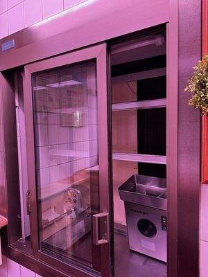 Laden mit Durchreiche Kühlhaus