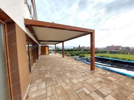 Terrasse mit Pergola und Sauna