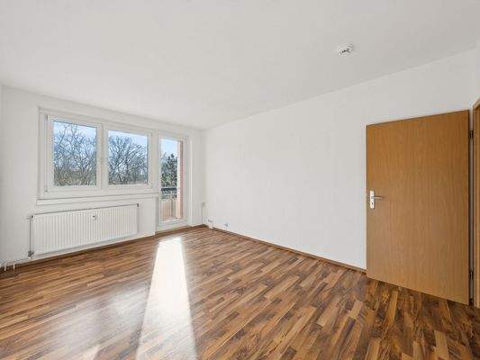 Wohnzimmer mit Balkonzugang