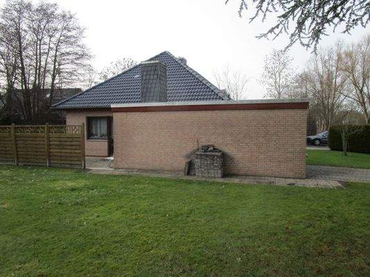 163. Ostseite des Bungalows mit Garage..JPG