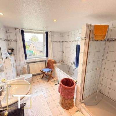 Helles Badezimmer mit Dusche