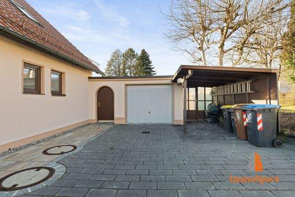 Blick auf die Einzelgarage und den Carport