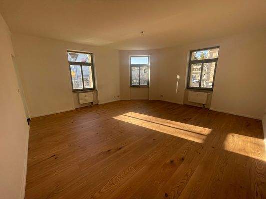 Heller Raum mit Holzboden