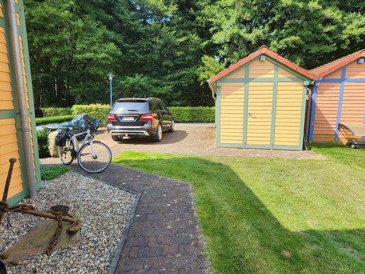 Stellplätze, Gerätehaus