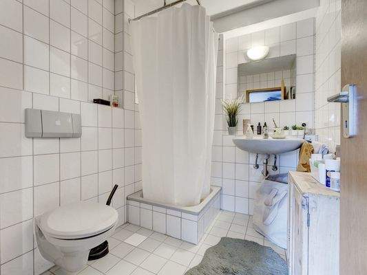 Praktisches Badezimmer.