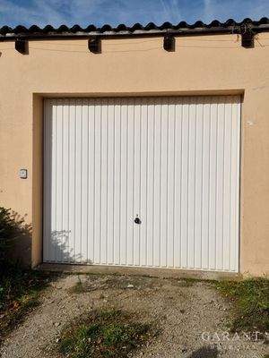 Garage mit elektrischem Torantrieb