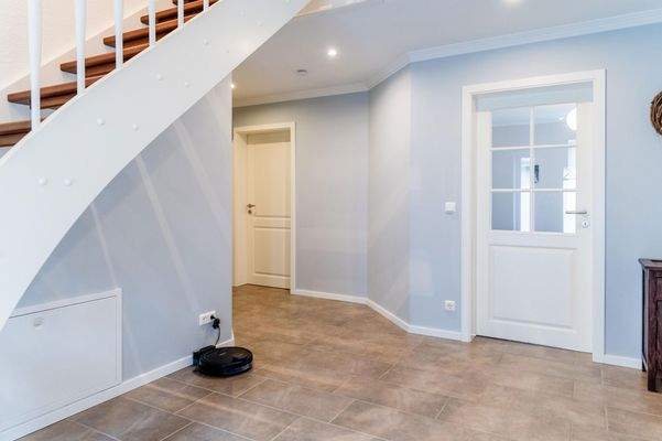 großzügiger Flur unten