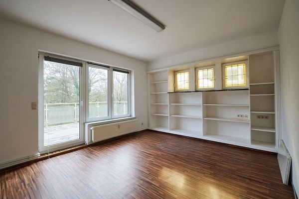 Büroraum im OG mit Ausgang auf den Balkon
