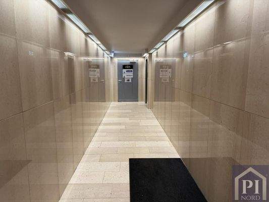 Moderner, lichtheller Hausflur