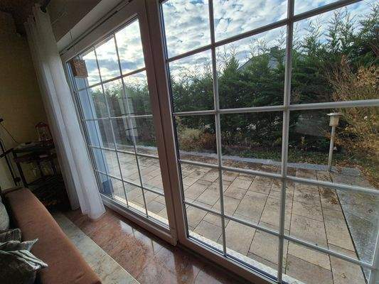 EG: Wohnzimmer Blick auf die Terrasse