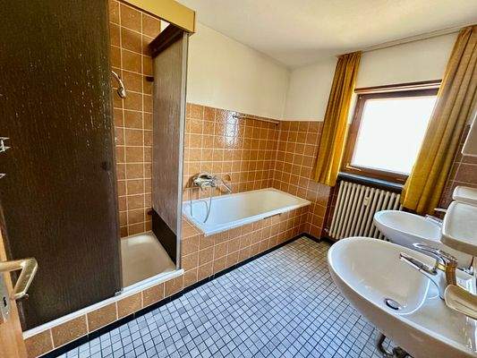 Großzügiges Badezimmer im Erdgeschoss