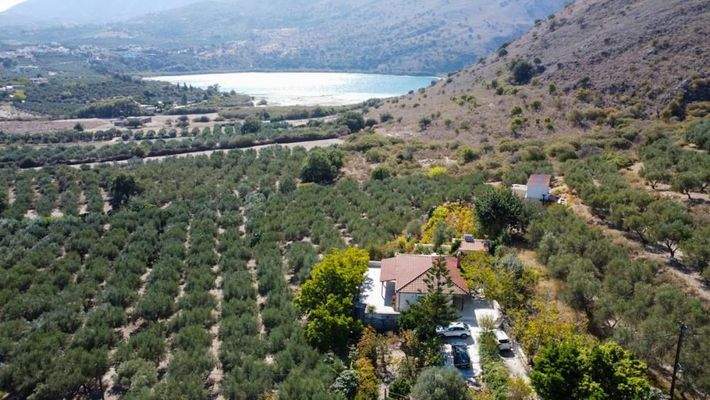 Kreta, Kournas: Malerisches Steinhaus mit bezauberndem See- und Meerblick zu verkaufen