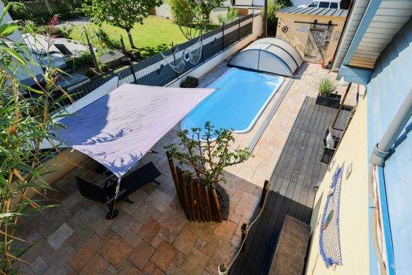 Blick von Balkon auf den Pool