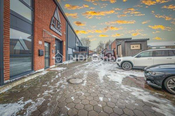 Firmeneingang mit Parkplätzen