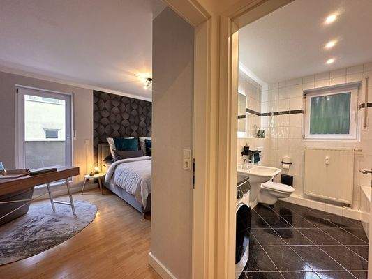 Schlafzimmer und Tageslichtbad 