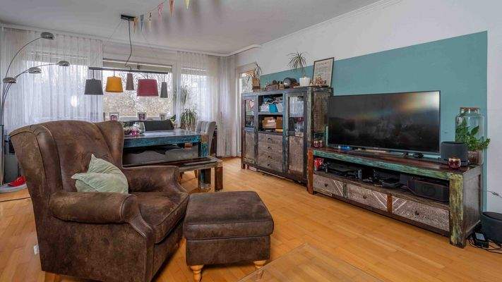 Geräumiges, helles Wohnzimmer