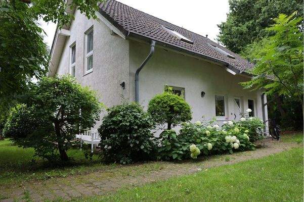 Zuwegung zum Haus und Eingangsbereich