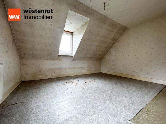 OG Schlafzimmer I: Unter der Dachschräge verborgen – ein stiller Raum, der Gemütlichkeit in sich trägt