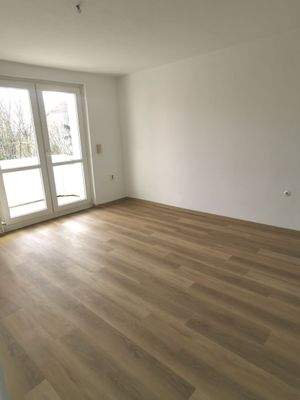 Wohnzimmer mit Balkon.jpg