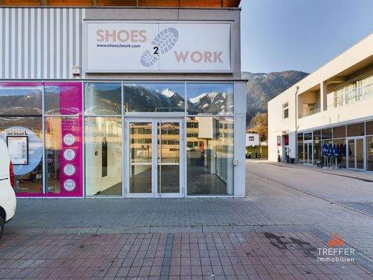 Au0ßenansicht mit Werbefläche