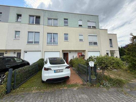 4Hausansicht mit Vorgarten.jpg