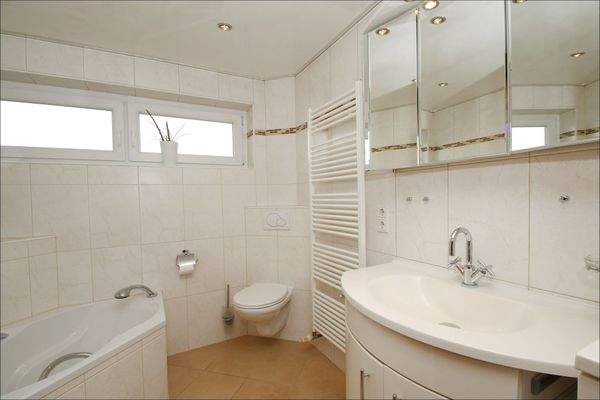 Tageslicht-Bad mit Wanne & Dusche