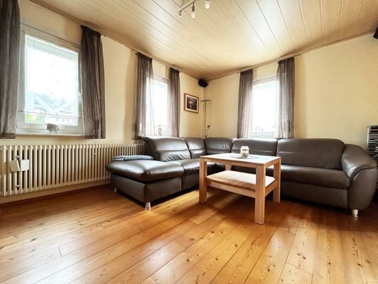 OG - das Wohnzimmer ist Dank er drei Fenster lichtdurchflutet