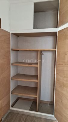 mit Einbauschrank