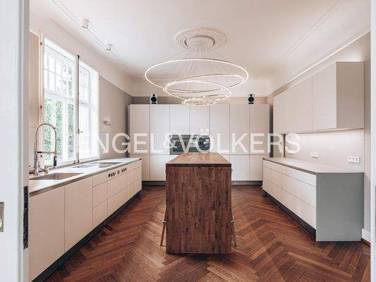 Küche mit moderner und hochwertiger Einbauküche