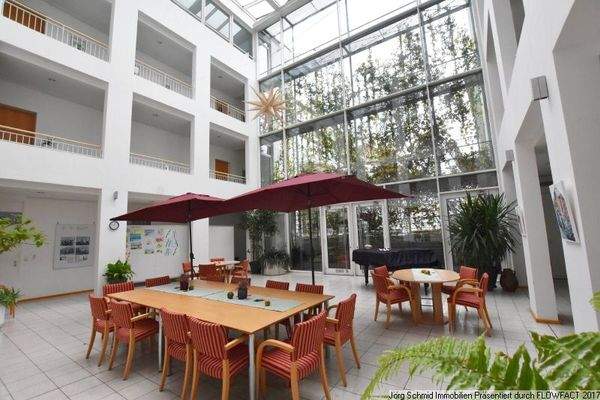 Schöner Gemeinschaftsraum im Atrium