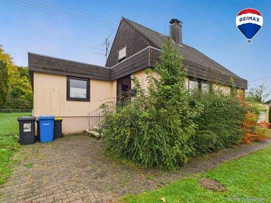 RE/MAX Immobilien DeLux Einfamilienhaus Wallerfangen-Oberlimberg Hauseingang