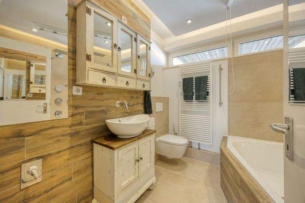 Bad mit Duo-Eckwanne und Regendusche