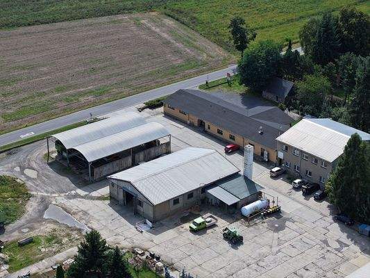 Blick auf die Gaststätte + Unterstände