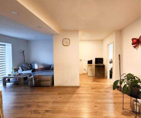 EG rechts Blick vom Essbereich auf Wohnzimmer und Eingangsbereich