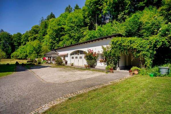 Blick zum Nebengebäude