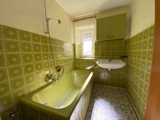 Badezimmer mit Waschmaschinenanschluss im Erdgeschoss