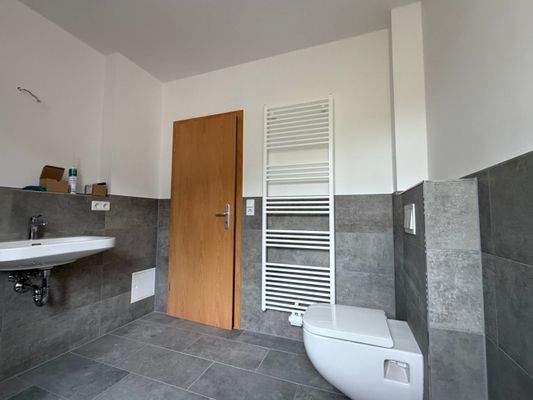 Tageslichtbad mit Dusche und Waschmaschinenanschluss