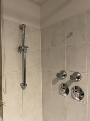 Wanne mit Dusche