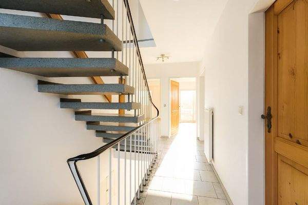 Helles, freundliches Treppenhaus