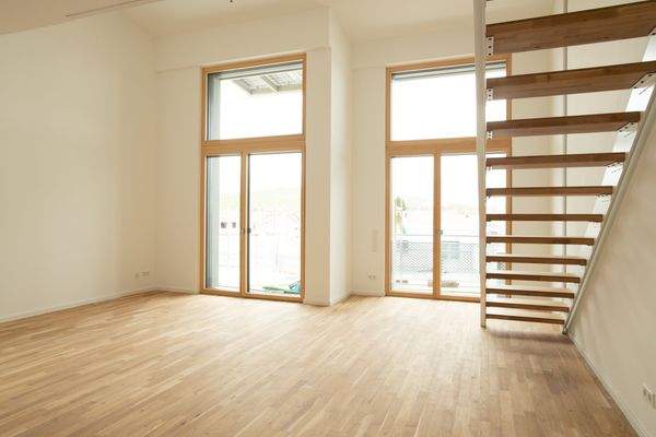 A23 Wohnzimmer Blick zum Balkon.jpg