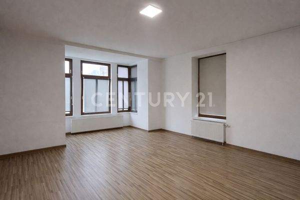 großes Schlafzimmer mit Erker