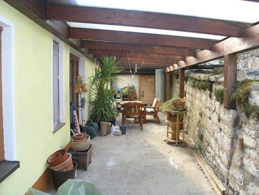 Terrasse Obergeschoss mit Zugang zum Nebengebäude 